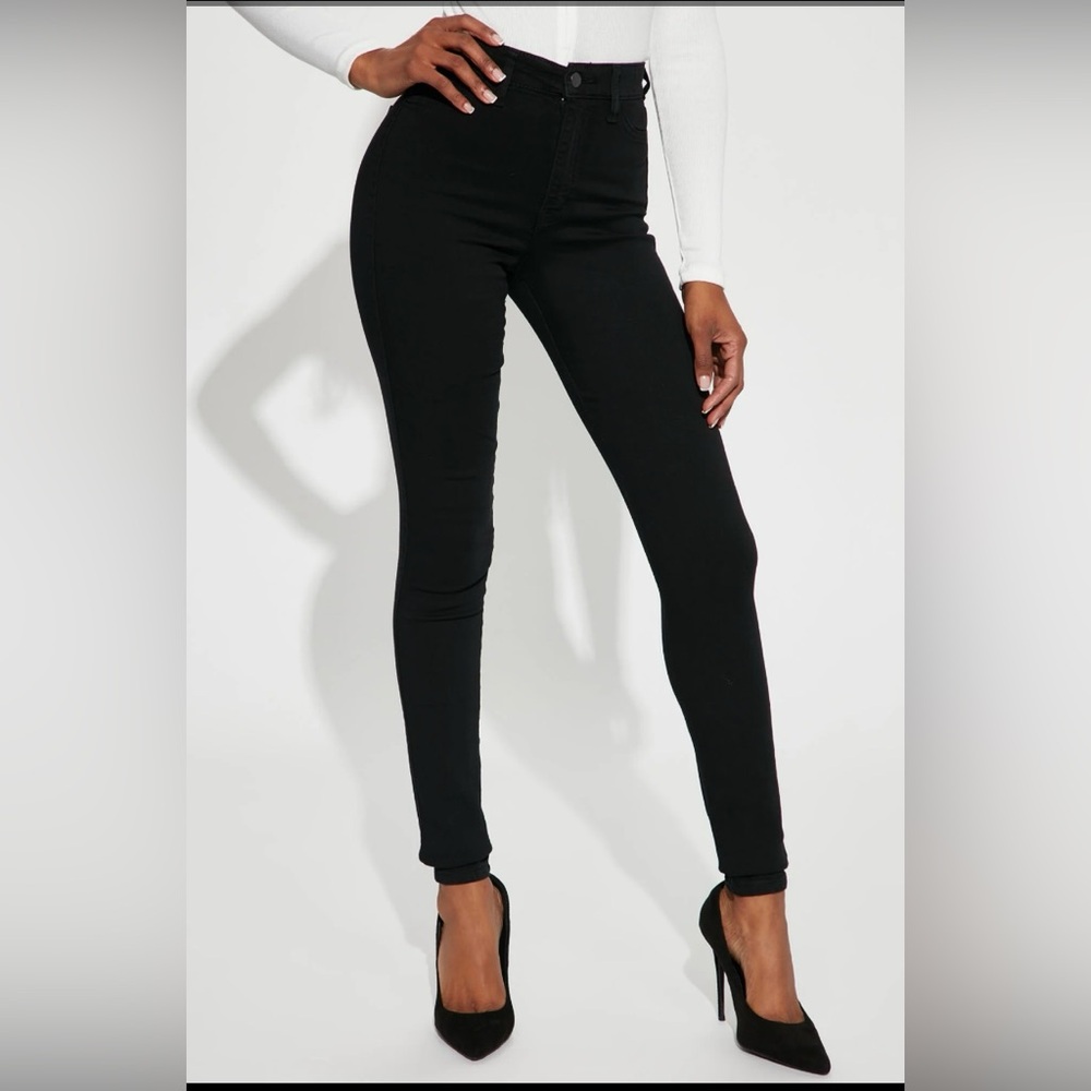 FASHION NOVA black super skinny high waisted jeans. Size 7